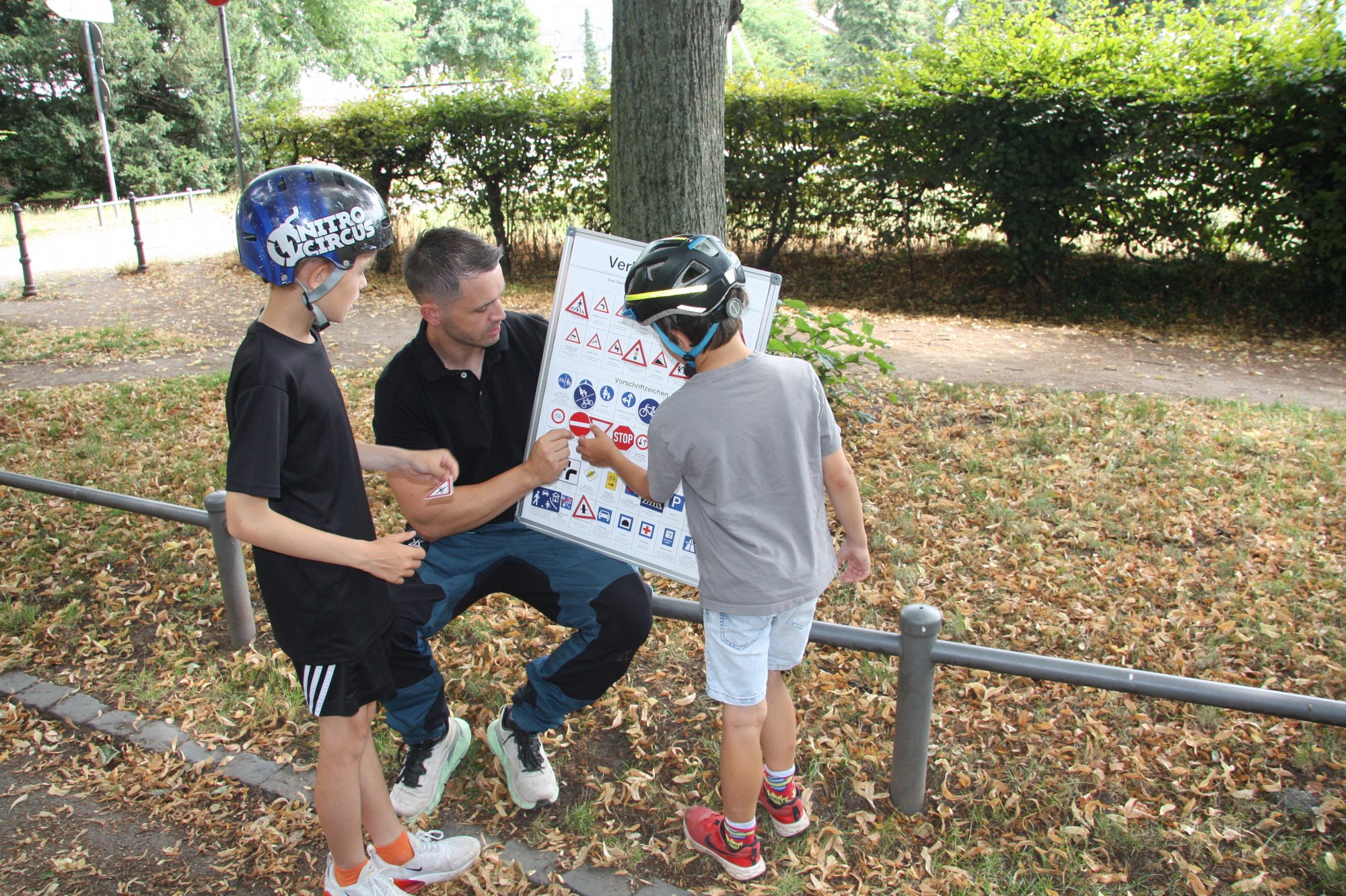 Verkehrsregeln spielerisch lernen, Fahrradschule, Schilder, Vorfahrt