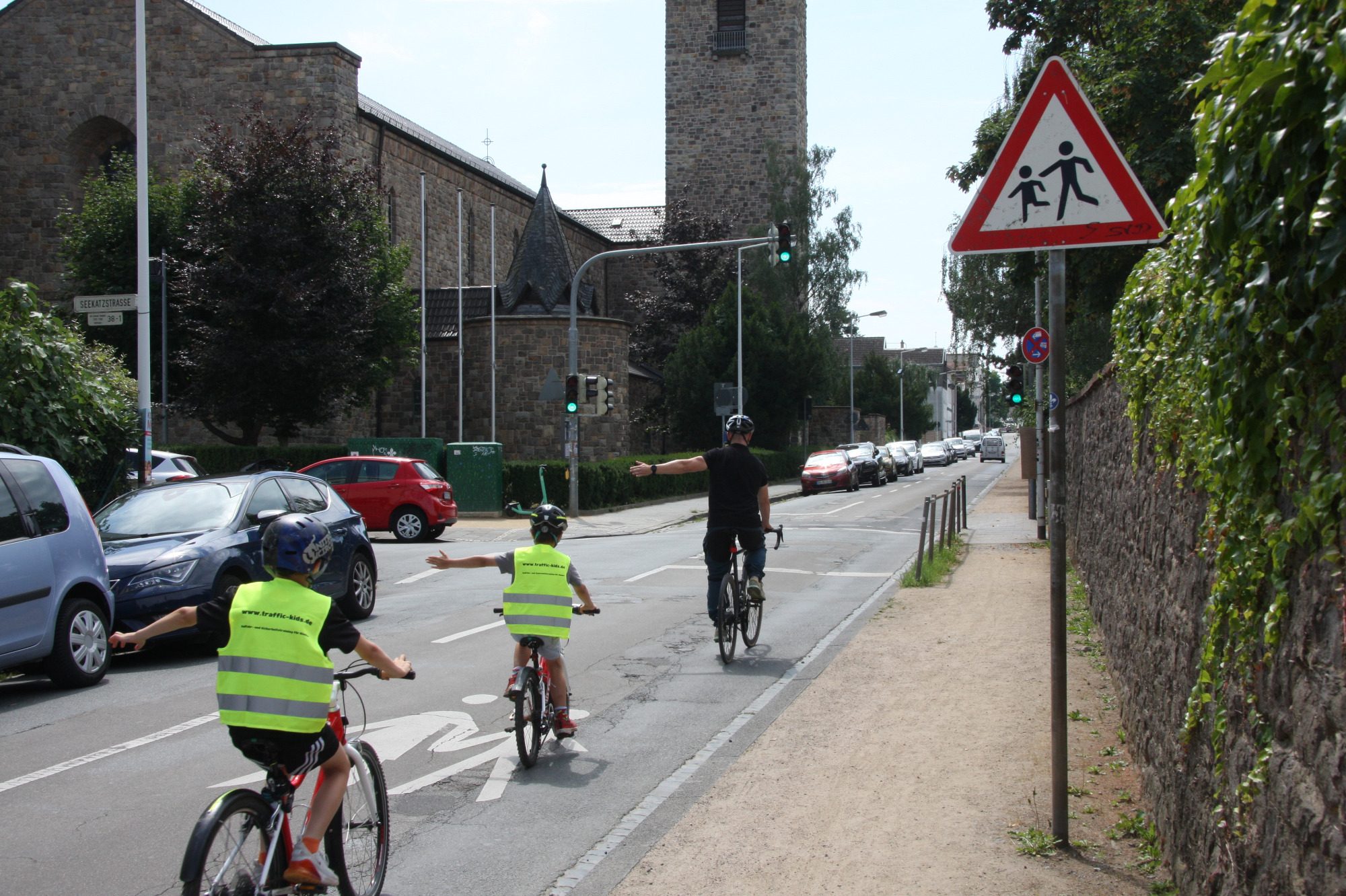 Linksabbiegen, Schulterblick, Gegenverkehr, Vorfahrtsregeln, Verkehrsschilder 